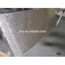 Hoja de aluminio para el tratamiento de superficies en relieve para uso en techos 5056